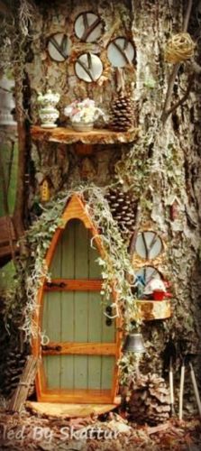 Green lakeside door. 5 of our favorite fairy doors to inspire you | fairiehollow.com